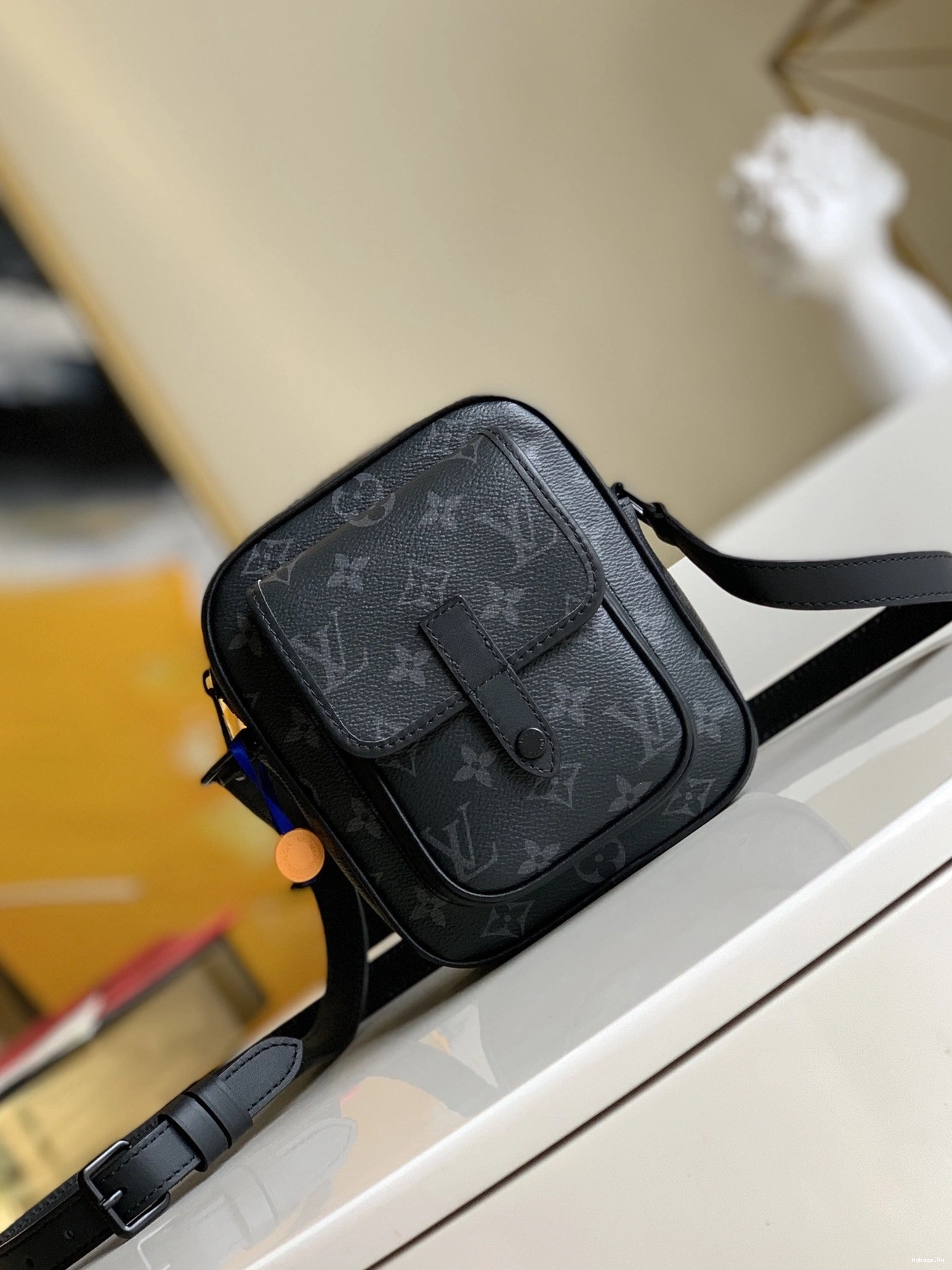 Christopher LOUIS Wearable Wallet VUITTON 1224